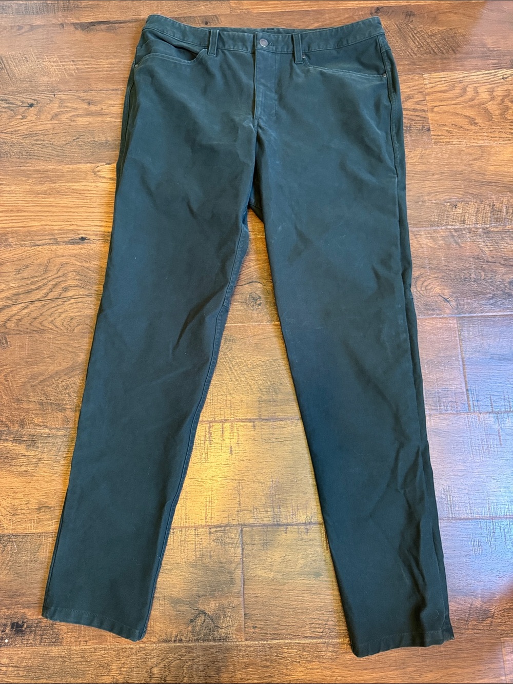 Fabulous men’s size 34 Lululemon, straight leg 5pocket jeans in forest green